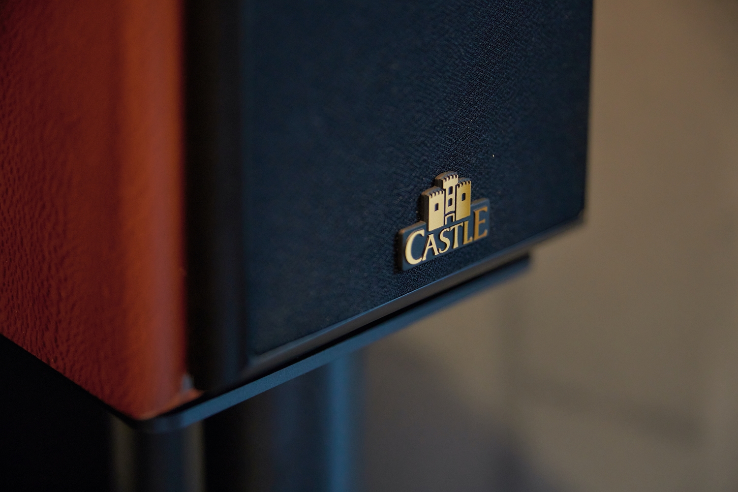 [老爺Royal x 英倫CASTLE] 英國 CASTLE 音響創立於 1973 年，曾獲英國《HI-FI CHOICE》雜誌與台灣音響雜誌《音響論壇》評為最佳推薦。.jpg