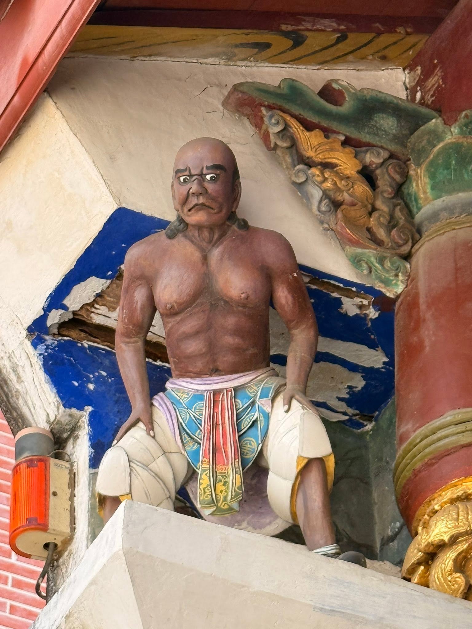 台南古蹟旅遊-廟宇木雕憨番扛廟角