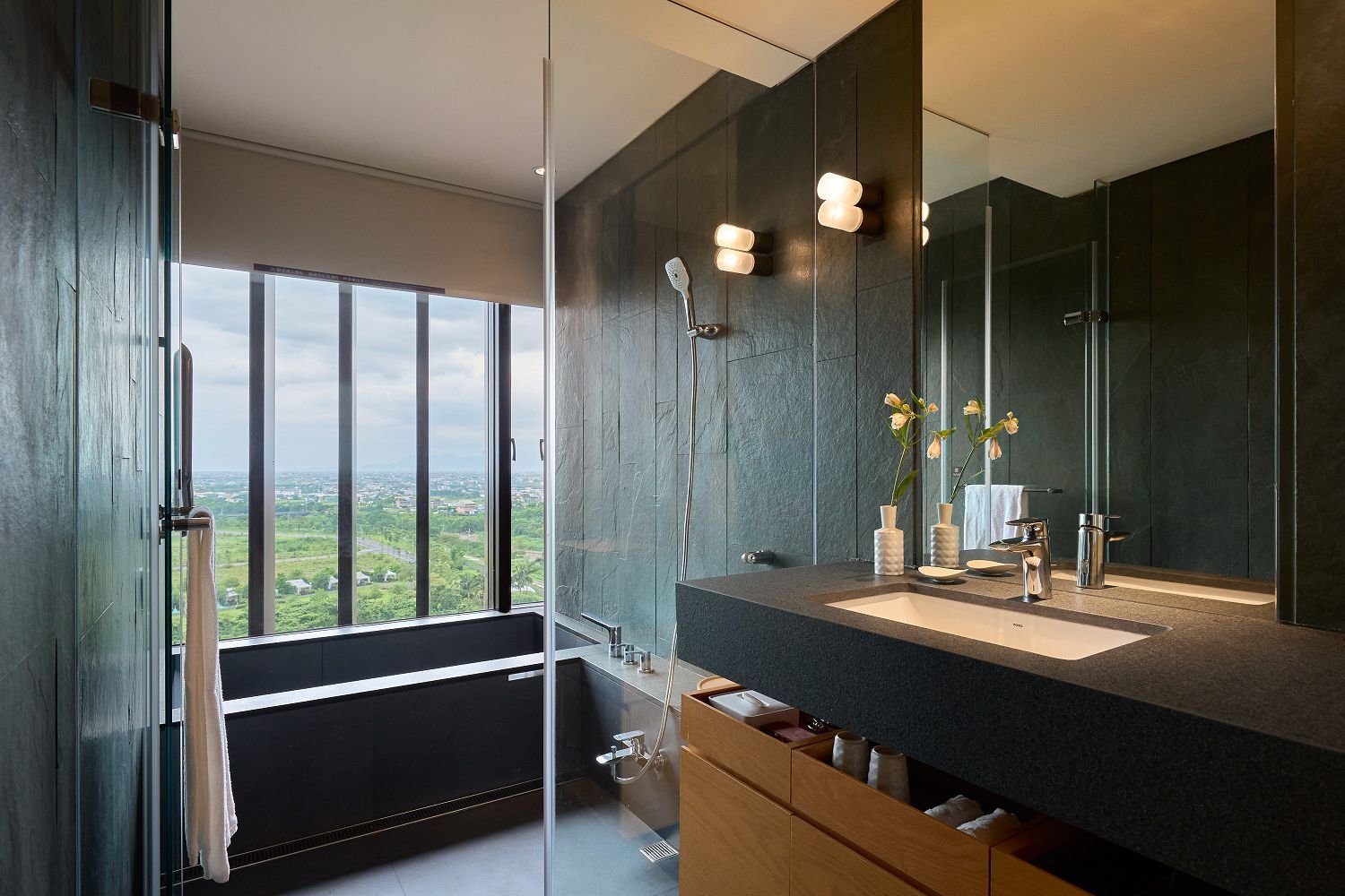 礁溪老爺客房改裝 浴池硬體全面更新 升級Dyson品牌吹風機並新增直捲髮造型器.jpg