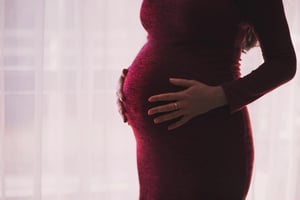 Zwangere vrouw op werk