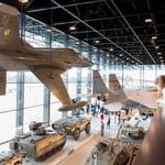De wereld is sneller, complexer en onvoorspelbaarder geworden. Dat vraagt om andere vaardigheden van medewerkers en nieuwe vormen van samenwerken, ook bij Defensie. Dat vertelt Wendy Kwaks, programmamanager Transitie bij Defensie. In 2021 werd ze verkozen tot Ambtenaar van het Jaar door netwerkplatform Publiek Denken.