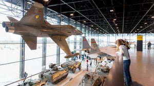 De wereld is sneller, complexer en onvoorspelbaarder geworden. Dat vraagt om andere vaardigheden van medewerkers en nieuwe vormen van samenwerken, ook bij Defensie. Dat vertelt Wendy Kwaks, programmamanager Transitie bij Defensie. In 2021 werd ze verkozen tot Ambtenaar van het Jaar door netwerkplatform Publiek Denken.