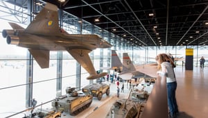 De wereld is sneller, complexer en onvoorspelbaarder geworden. Dat vraagt om andere vaardigheden van medewerkers en nieuwe vormen van samenwerken, ook bij Defensie. Dat vertelt Wendy Kwaks, programmamanager Transitie bij Defensie. In 2021 werd ze verkozen tot Ambtenaar van het Jaar door netwerkplatform Publiek Denken.