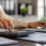 Het wettelijk minimumuurloon stijgt per 1 januari 2026 naar €14,71, waardoor werkgevers hun loonadministratie en HR-processen tijdig moeten aanpassen. Een praktische checklist helpt om aan de wettelijke verplichtingen te voldoen en verrassingen bij de salarisverwerking te voorkomen.