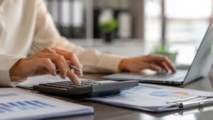 Het wettelijk minimumuurloon stijgt per 1 januari 2026 naar €14,71, waardoor werkgevers hun loonadministratie en HR-processen tijdig moeten aanpassen. Een praktische checklist helpt om aan de wettelijke verplichtingen te voldoen en verrassingen bij de salarisverwerking te voorkomen.