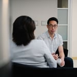 Vrouw en man in gesprek op kantoor