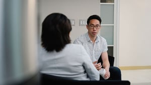 Vrouw en man in gesprek op kantoor