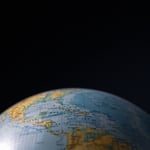 Globe met Midden-Amerika tegen een donkere achtergrond, symbool voor de toekomst van werk