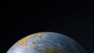 Globe met Midden-Amerika tegen een donkere achtergrond, symbool voor de toekomst van werk