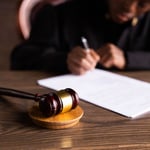 Rechtershamer naast een document dat wordt ondertekend