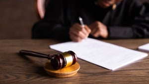 Rechtershamer naast een document dat wordt ondertekend
