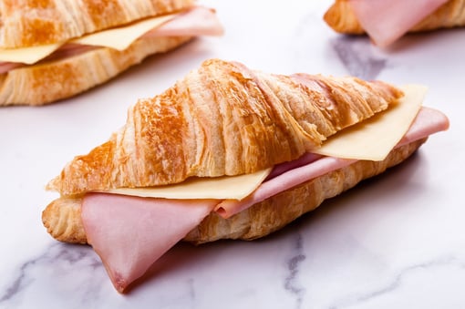 Croissant Misto – Crocante, Saboroso e Perfeito para o Seu Lanche