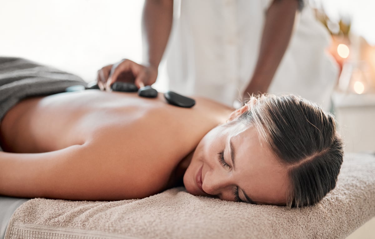 Massagem de Pedras Quentes em Cascais: Relaxamento Profundo