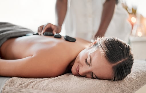 Massagem de Pedras Quentes em Cascais: Relaxamento Profundo