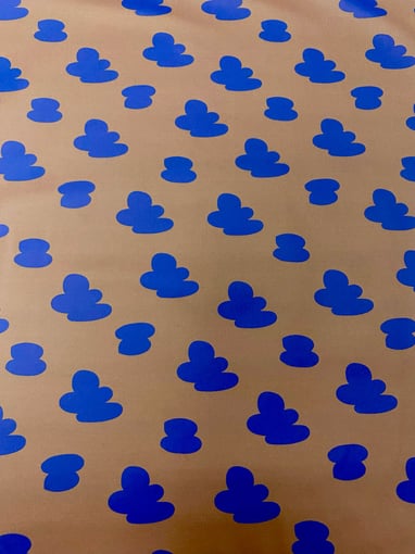 Tela Impermeável Estampa de Nuvens fundo Castanho