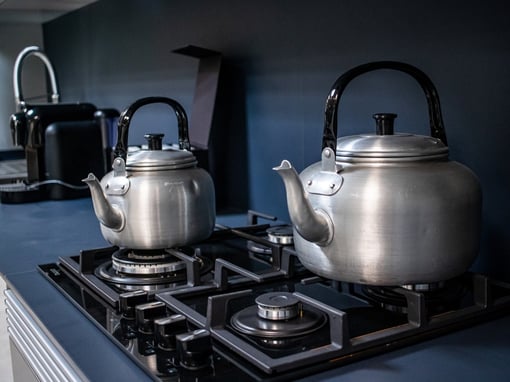 Bules Tradicionais em Cozinha Moderna