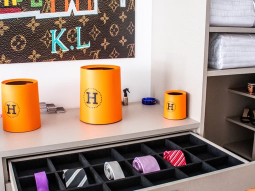 Closet Organizado com Gaveta para Gravatas