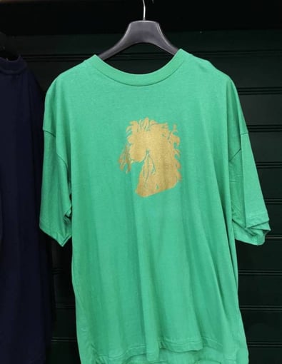T-shirt Verde c/ Estampa dourada