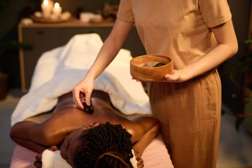 Massagem de Pedras Quentes em Cascais: Relaxamento Profundo