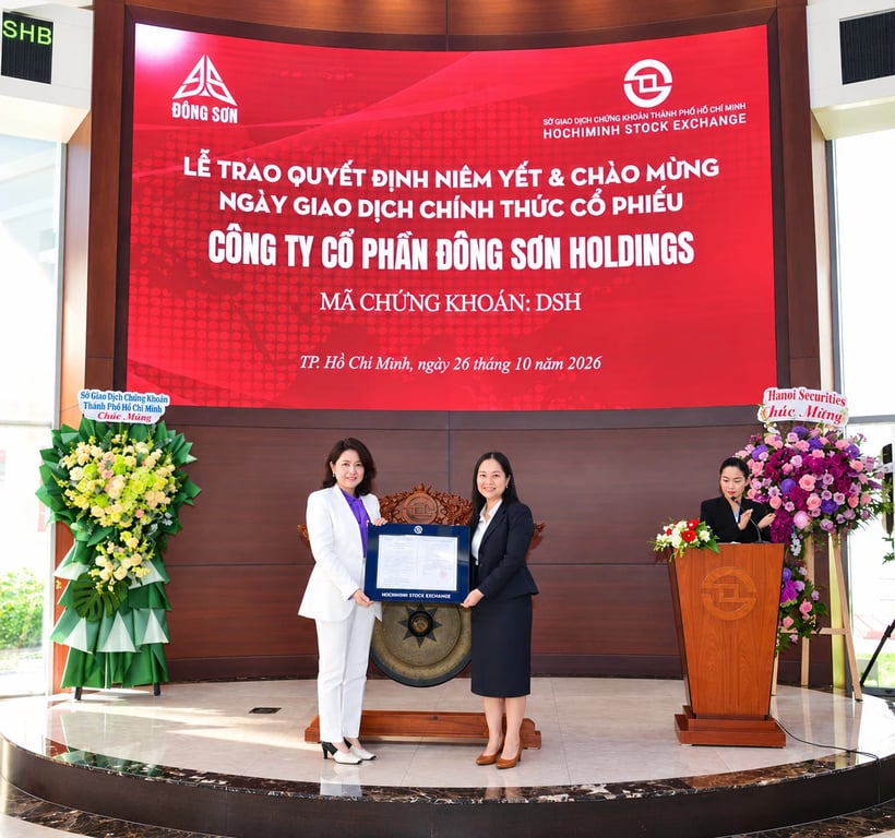 Lãnh đạo Công ty cổ phần Đông Sơn Holdings nhận quyết định niêm yết cổ phiếu DSH trên HoSE