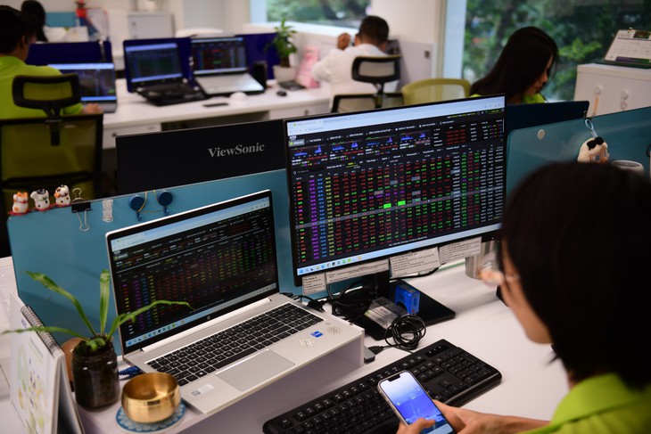 Đọc nhanh 28-10: Cổ phiếu chip kéo Nasdaq tăng 1,18%, lợi nhuận Sacombank giảm hơn 50%