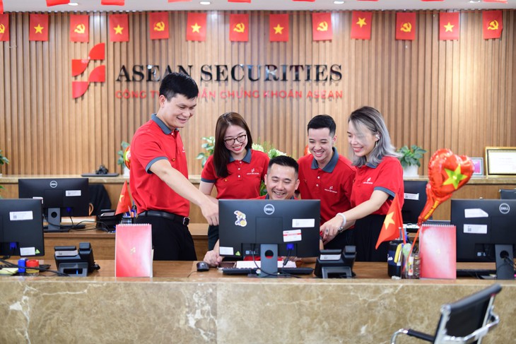 Vì sao chứng khoán tăng gần 13 điểm bất chấp Fed tăng lãi suất?