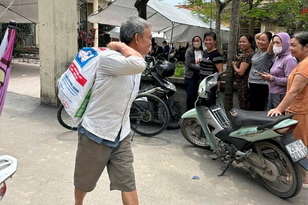 Người dân Thanh Oai đem bao tải đi nhận tiền đền bù đất dự án Olympic