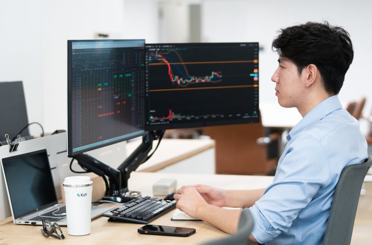 Chứng khoán tuần mới: Dòng tiền chờ bứt phá, VN-Index có vượt 2.000 điểm?