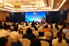 Phố Wall nhích nhẹ nhờ dữ liệu kinh tế Mỹ