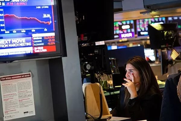 Khối ngoại bán ròng gần 3.700 tỷ đồng, tâm điểm cổ phiếu bất động sản và công nghệ