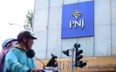 Cổ phiếu nhóm dầu khí bứt phá theo giá dầu, PNJ lại giảm