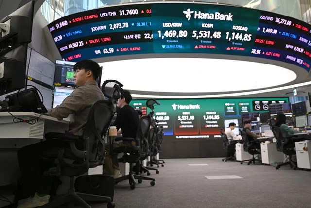 Đà tăng cổ phiếu AI chững lại, đồng USD tăng giá