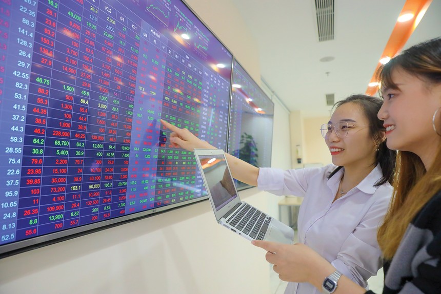 Thị trường giằng co, cổ phiếu NVL bị xả mạnh