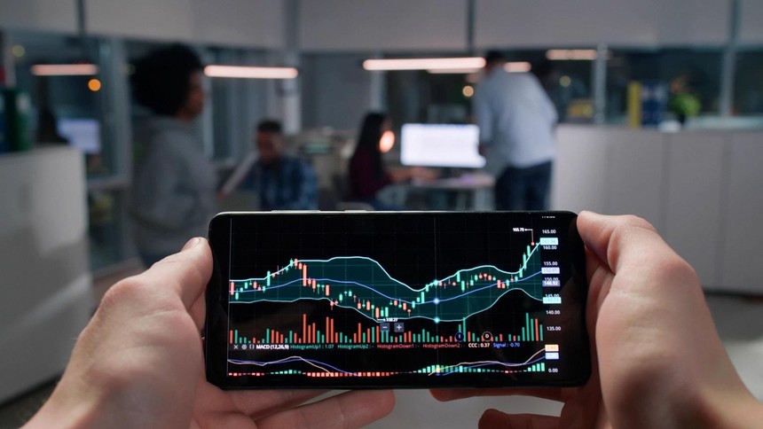 Phiên sáng 13/5: Nhóm dầu khí khởi sắc vẫn không cứu nổi VN-Index