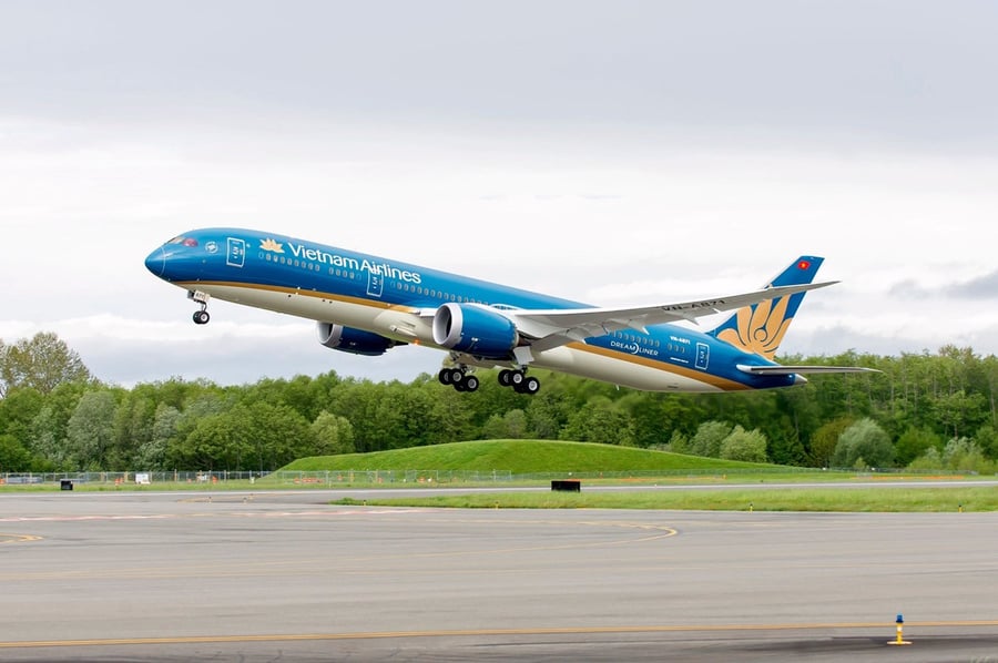 Cổ phiếu Vietnam Airlines vừa mở cửa tháng 8 đã ‘bay cao’