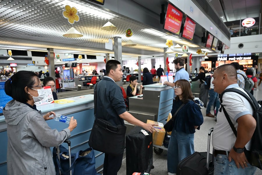 Hàng không Việt nổi bật thế giới về tăng trưởng khách giữa 'cơn lốc ngược'