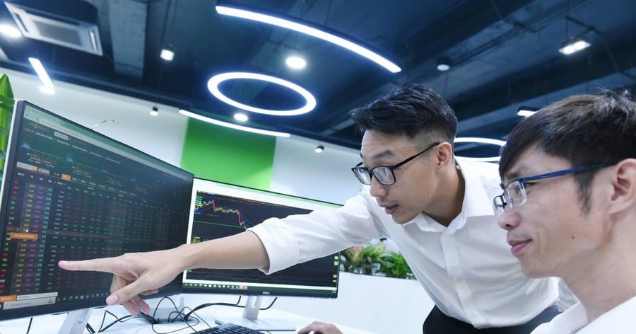 Giao dịch chứng khoán sáng 13/4: Thị trường nhuốm sắc đỏ, cổ phiếu bất động sản và xây dựng vẫn tích cực