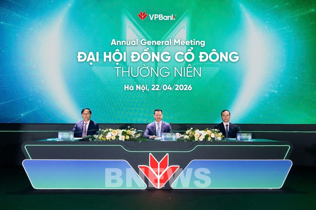 Ban lãnh đạo VPBank điều hành đại hội