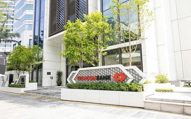 Dẫn đầu về gắn kết khách hàng: Techcombank lập đỉnh thu nhập phí dịch vụ mức hơn 46%