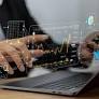 Giá dầu tăng trở lại, VN-Index tích lũy quanh vùng 1.750 điểm