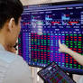 Nhóm dầu khí bứt phá, VN-Index đảo chiều tăng sau khi giảm 25 điểm