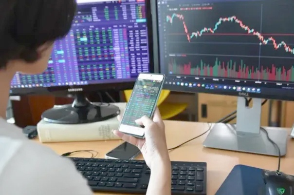 VN-Index lao dốc 4 tuần liên tiếp, áp lực vẫn bủa vây