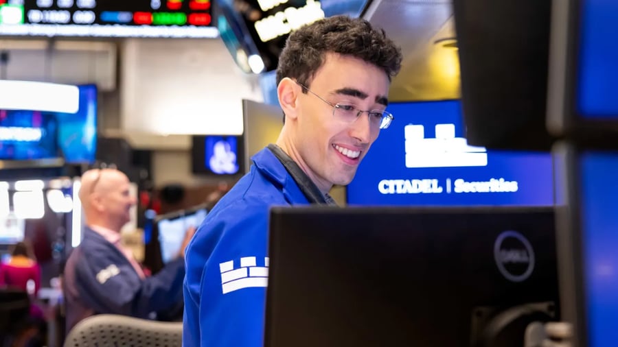Dow Jones lập kỷ lục mới trong khi cổ phiếu chip vẫn bị xả, giá dầu nhích lên