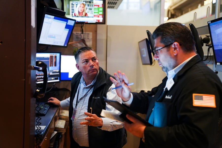Dow Jones giảm 131 điểm, Nasdaq mất hơn 1% vì làn sóng bán cổ phiếu AI