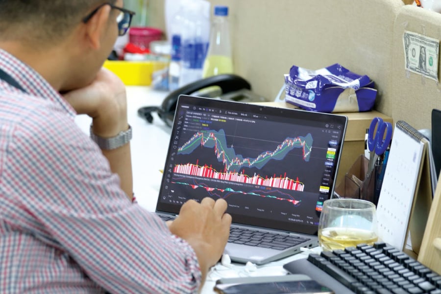 VN-Index lập đỉnh: Vì sao nhà đầu tư vẫn ‘kém vui’?