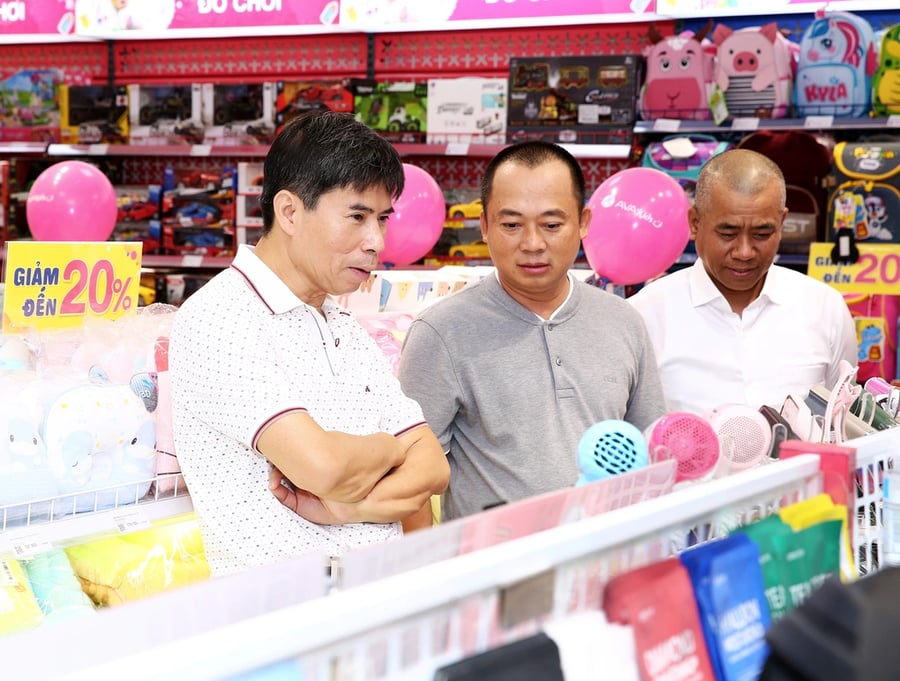 Sếp Thế Giới Di Động muốn bán 2 triệu cổ phiếu, dự thu 170 tỷ đồng