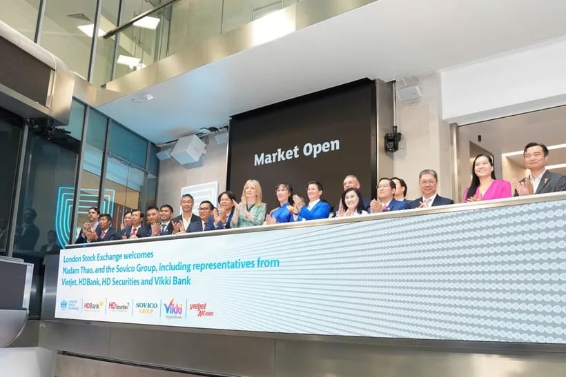 Bà Nguyễn Thị Phương Thảo vinh dự bấm nút khai phiên sàn chứng khoán London