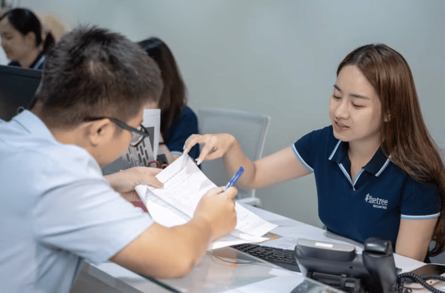 Nhận diện rủi ro vĩ mô, VN-Index tìm điểm cân bằng dưới mốc 1.700 điểm