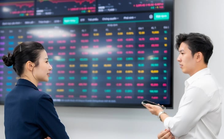 Chứng khoán 13-5: VN-Index ở vùng đỉnh, không dễ đoán bằng quy luật 'Sell in May'