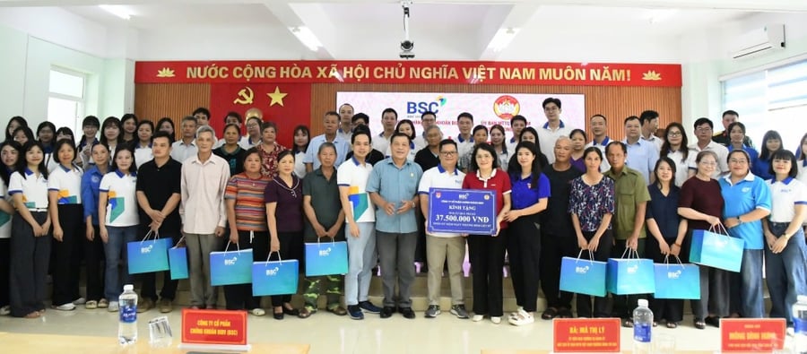 Công ty cổ phần Chứng khoán BIDV (BSC) tặng quà người có công với cách mạng tại phường NùngTrí Cao